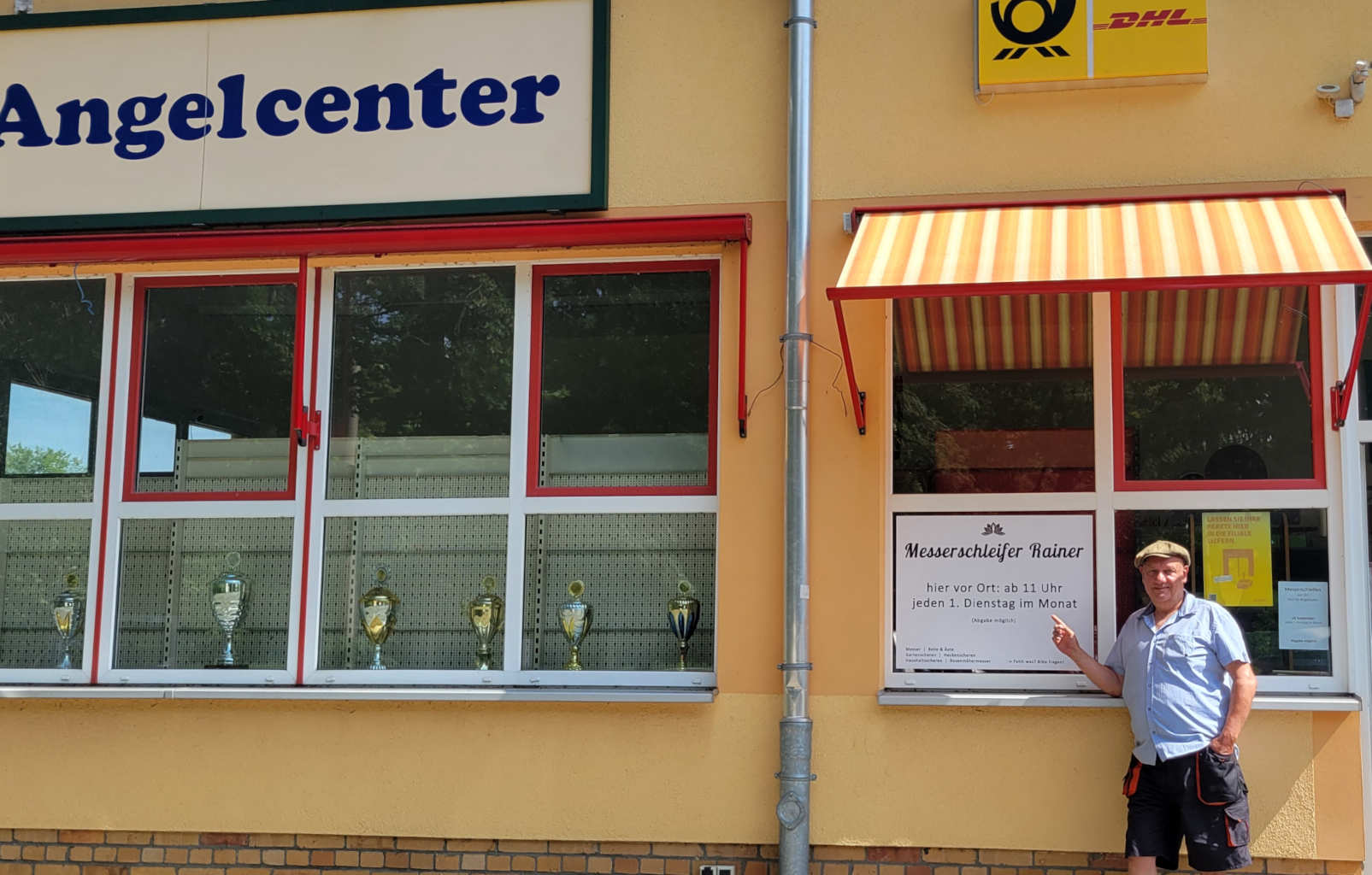 Frau übergibt Messer an Messerschleifer Rainer.