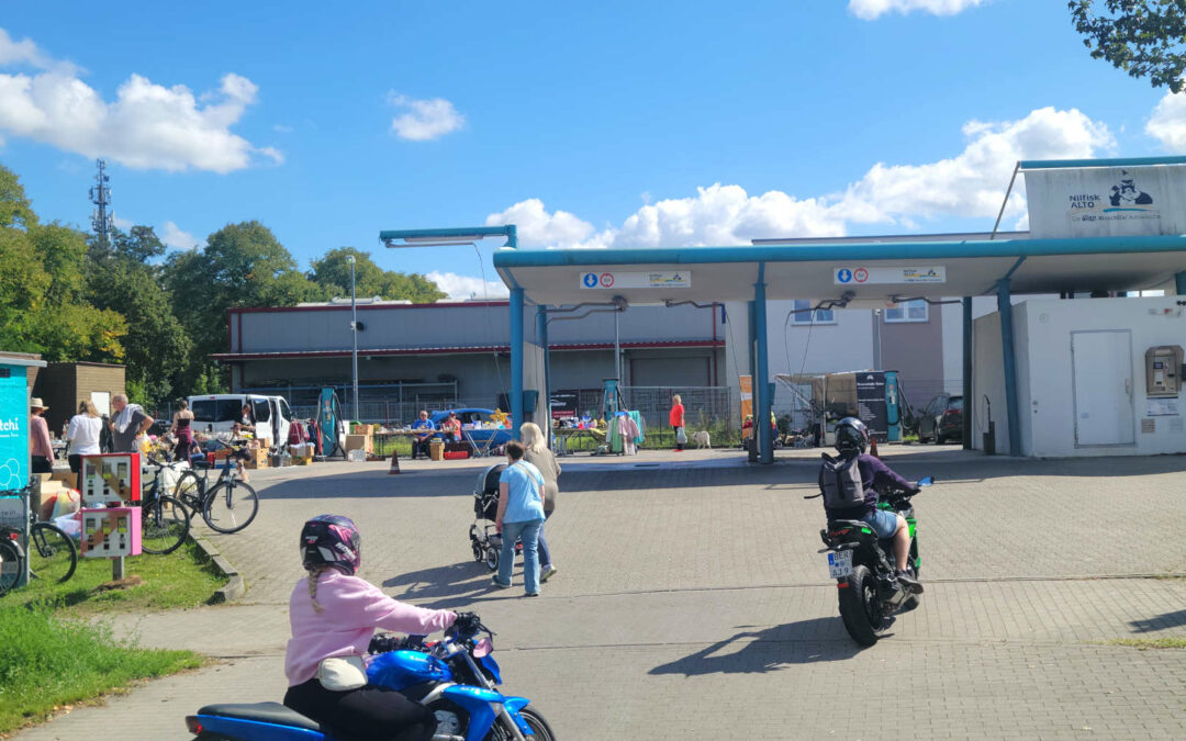 Mobiler Messerschleifer beim Flohmarkt vor OBI Bernau