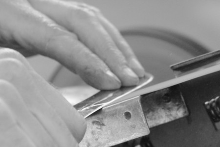 Messer auf dem Bandschleifer.