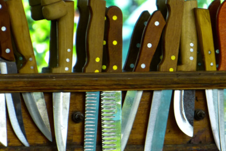 Messer warten auf ihr Schleifen.